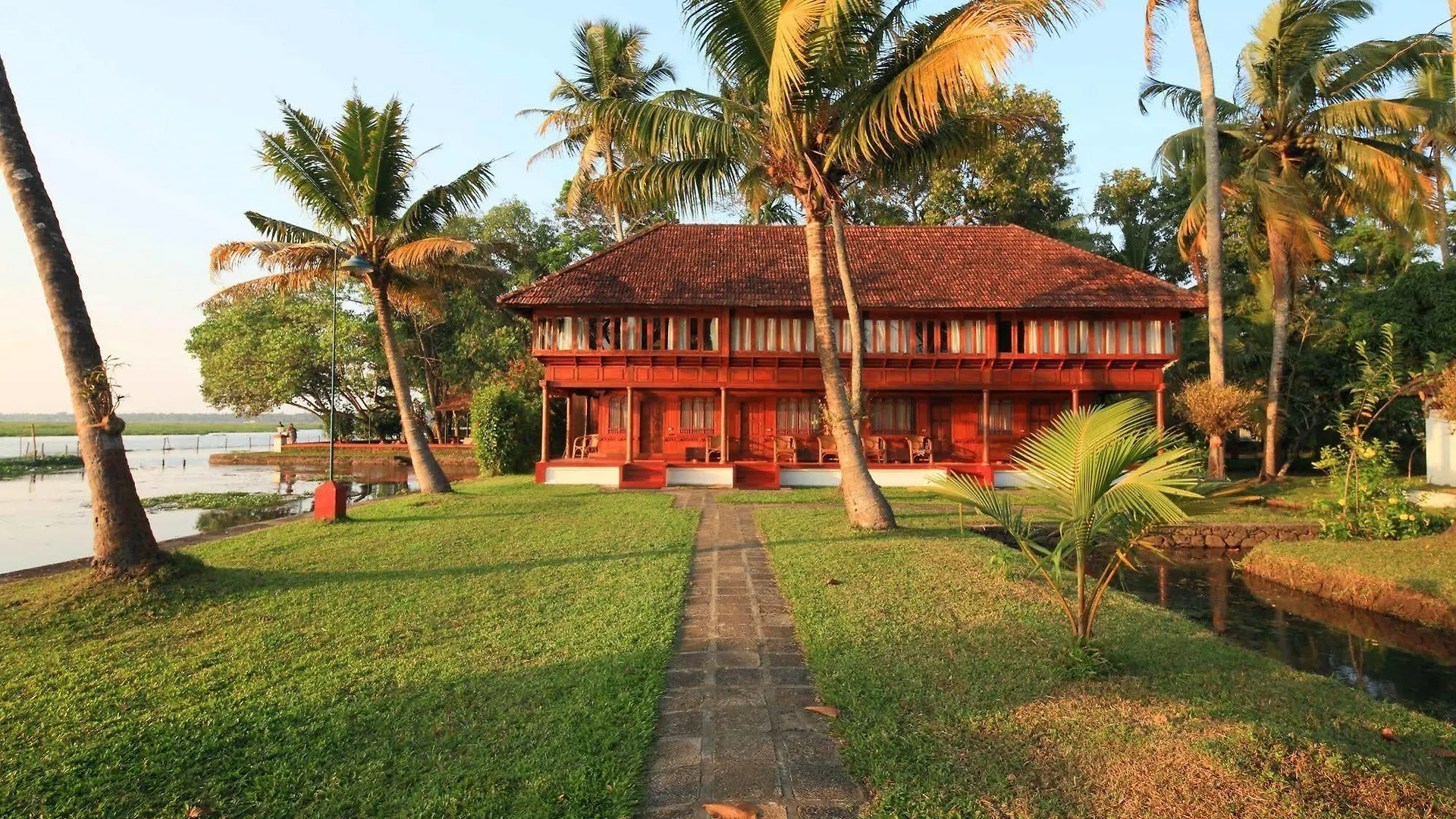 Coconut Lagoon Kumarakom - A Cgh Earth Experience